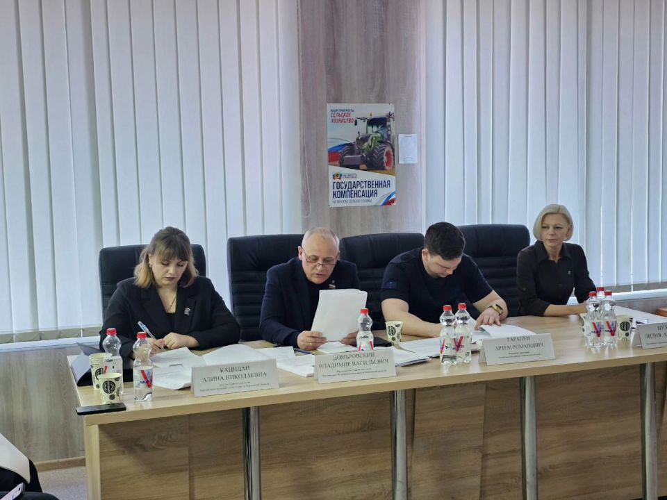 В Чаплинском муниципальном округе прошло заседание Совета депутатов: депутаты единогласно утвердили отчет Главы о работе за 2025 год