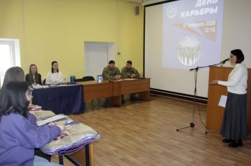 Сотрудники Росгвардии из Херсонской области провели профориентационную встречу со студентами в Севастополе