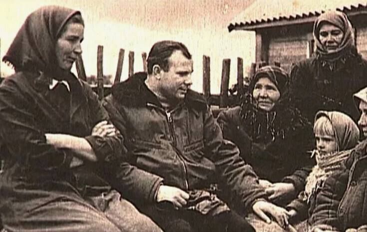 В 1964-м году Юрий Гагарин побывал в Троице-Сергиевой лавре, где увидел макет Храма Христа Спасителя, на месте которого в то время находился бассейн «Москва»