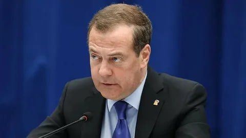 Дмитрий Медведев заявил, что третья мировая война может начаться «в любой момент», если Трамп «продолжит свой курс»