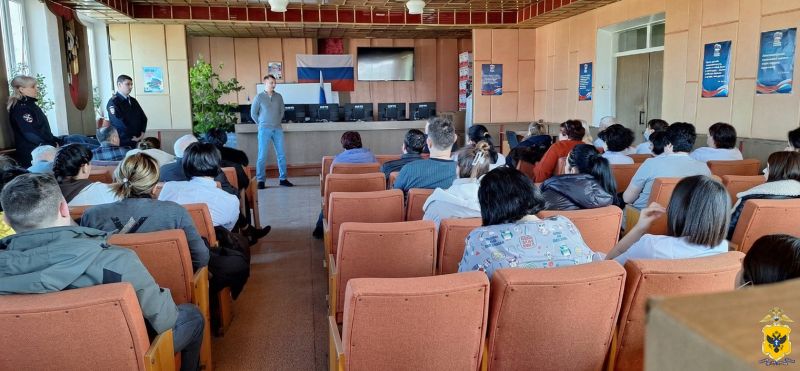 В Херсонской области полицейские провели профилактическую беседу с работниками здравоохранения