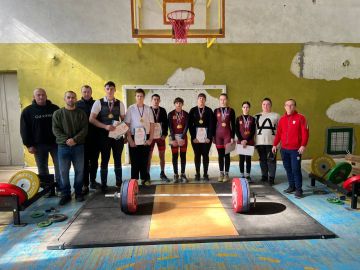 Три возраста, один ринг со штангой: как прошли первенства области по тяжёлой атлетике