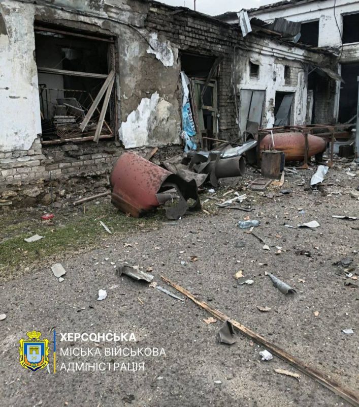 А на том берегу.... Глава Херсонской ГВА Ярослав Шанько публикует фото последствий удара по территории одного из коммунальных предприятий Херсонского горсовета