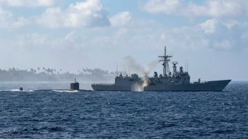 По меньшей мере 78 человек пострадали, 101 пропал без вести после того, как корабль Ирана был атакован подводной лодкой у берегов Шри-Ланки, передает агентство Рейтер со ссылкой на источники в минобороны страны