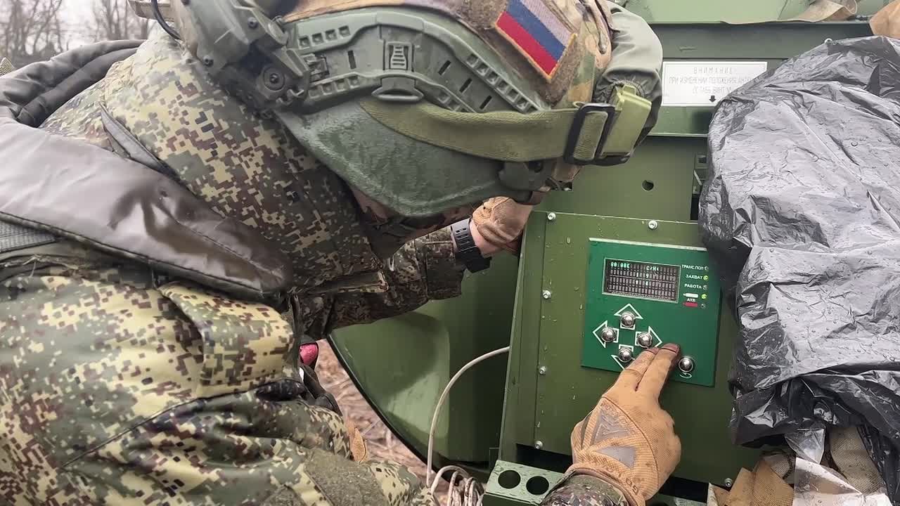 Подразделения связи 4-й гвардейской военной базы используют современные отечественные мобильные средства связи для управления подразделениями в Херсонской области