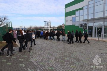 Сотрудники МЧС провели тренировку по эвакуации в Генической школе №2