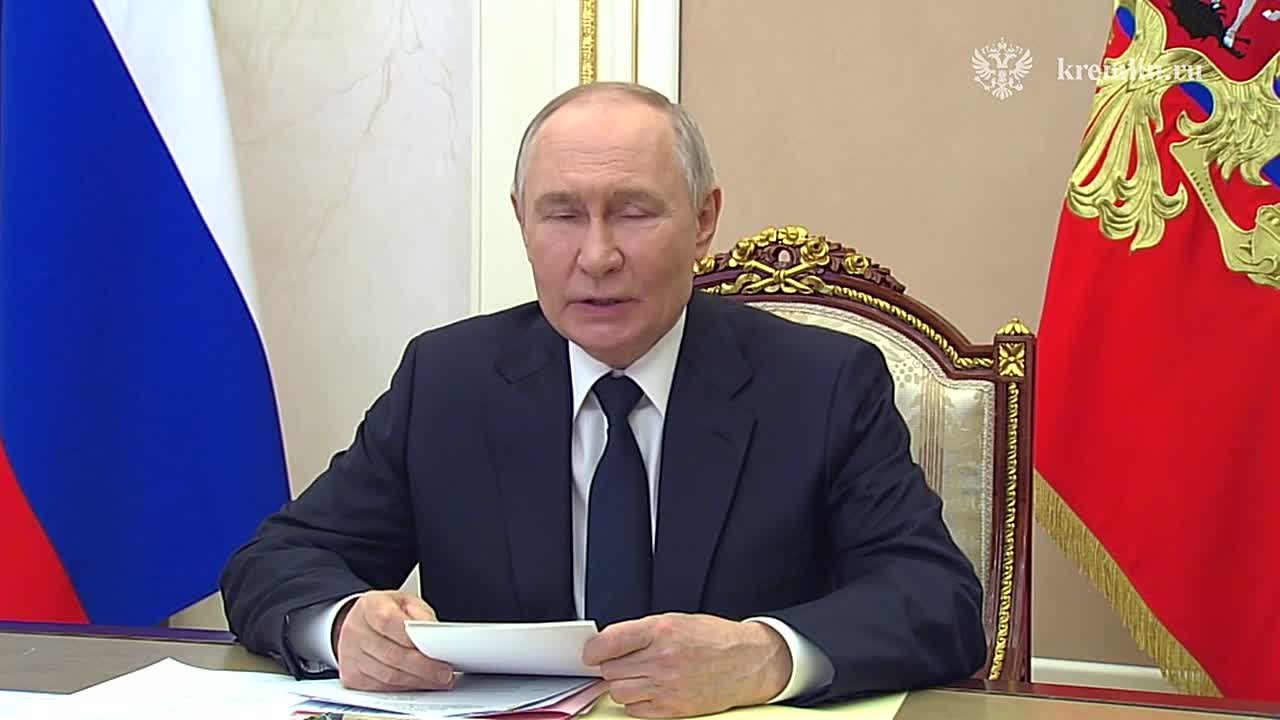 Владимир Путин проводит совещание с членами Правительства по видеосвязи