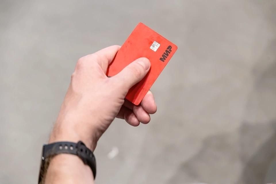 В Геническе мужчина тайно тратил деньги знакомой, зная ПИН-код ее карты