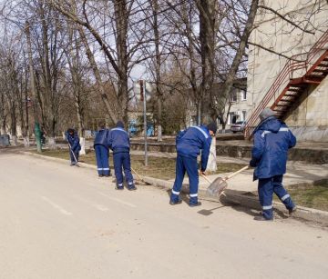 Пришла весна: сотрудники МКУ «Чаплинский коммунальник» благоустраивают территорию Чаплинского муниципального округа