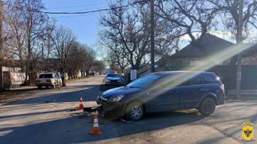 В г. Геническе полицейские устанавливают обстоятельства ДТП с пострадавшей