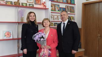 Депутат облдумы Ольга Осипенко и председатель Совета депутатов Новотроицкого округа Алексей Козубский поздравили с наступающим 8 Марта Комитет ветеранов