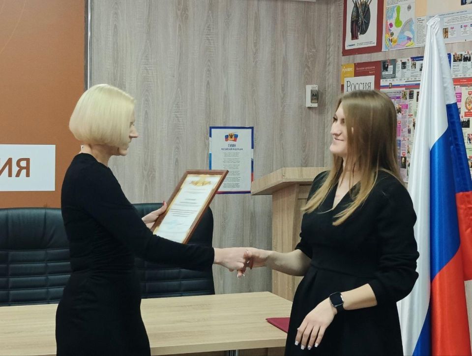 В пгт Чаплинка поздравили сотрудниц МЧС