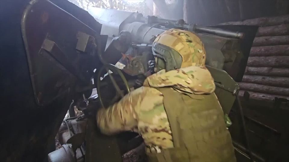 Расчет буксируемой пушки «Гиацинт-Б» костромских артиллеристов-десантников уничтожил пункты временной дислокации ВСУ на правобережье Днепра в Херсонской области