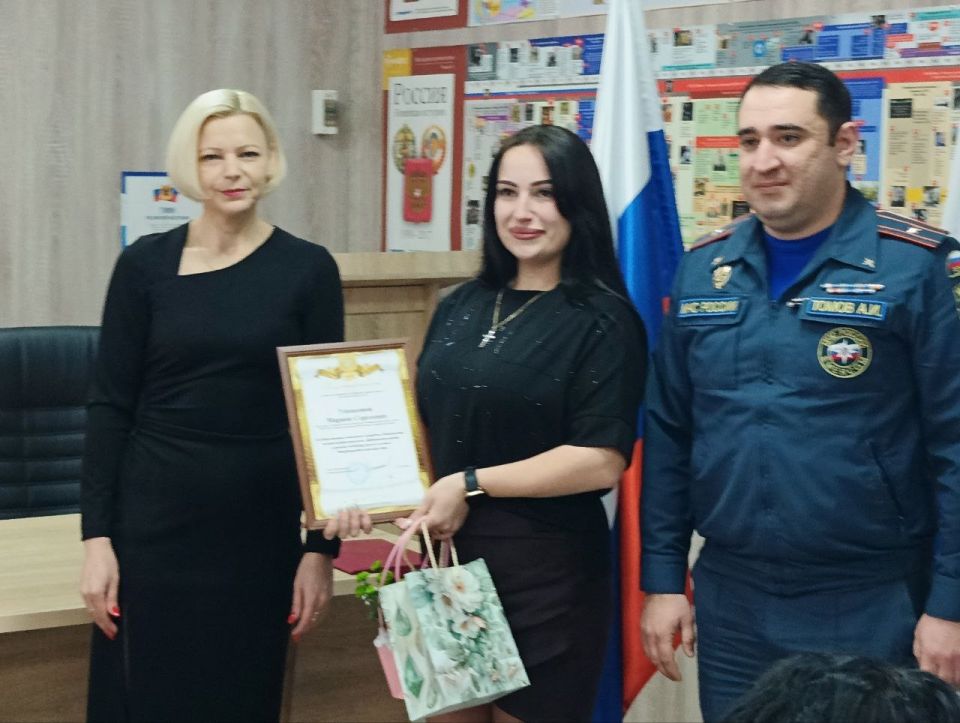 Поздравила сотрудниц МЧС с наступающим женским Днем