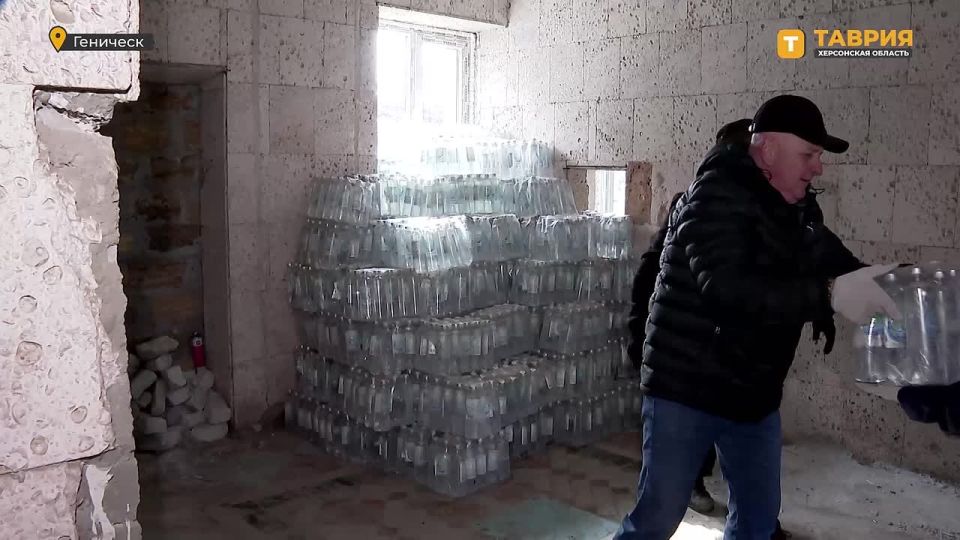 В Херсонскую область доставили более 20 тонн питьевой воды от московских волонтеров