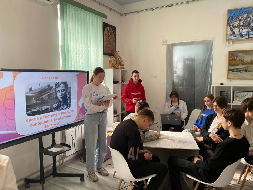 Командно-интеллектуальная игра «Женщины-герои»