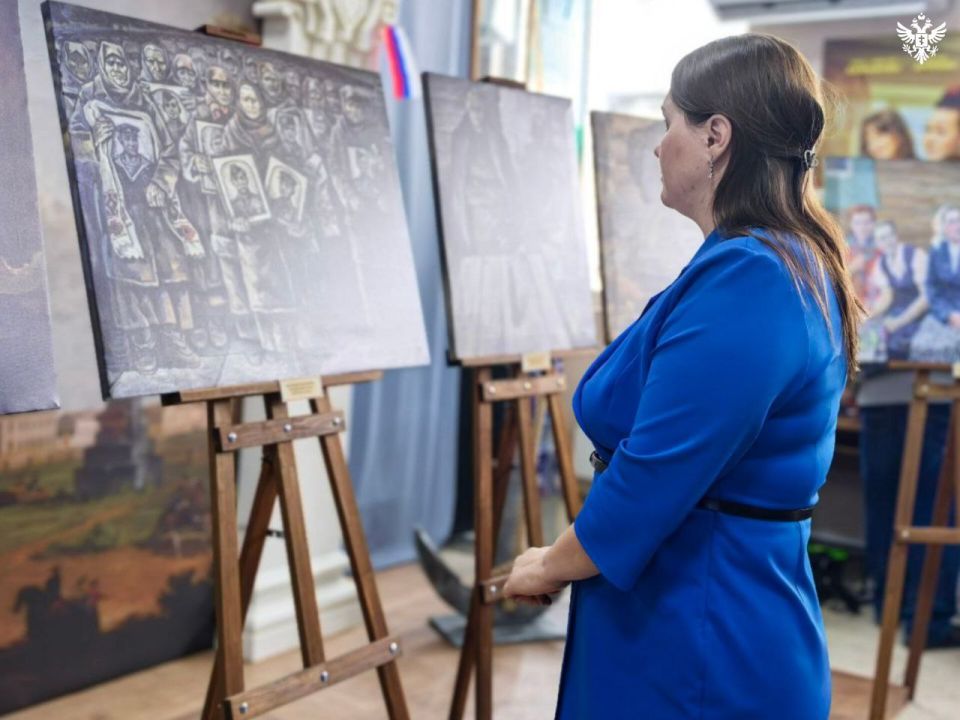 В Геническе открылась выставка картин к Международному женскому дню