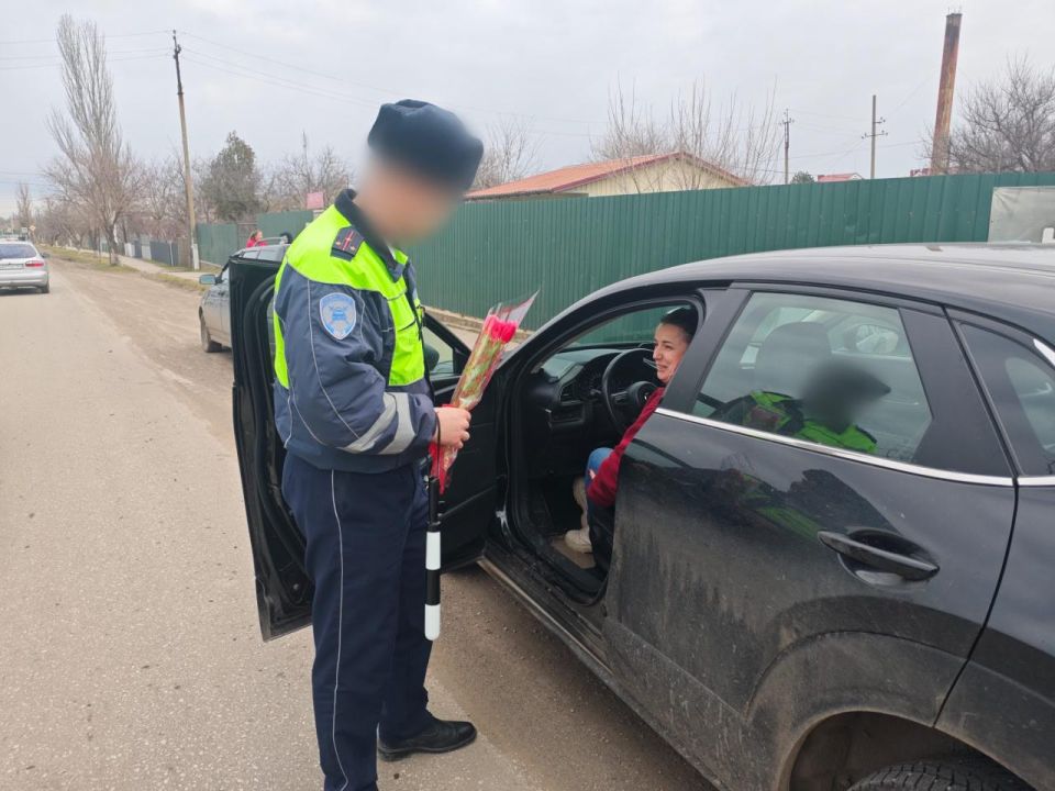 Цветы женщинам-водителям Новотроицкого муниципального округа