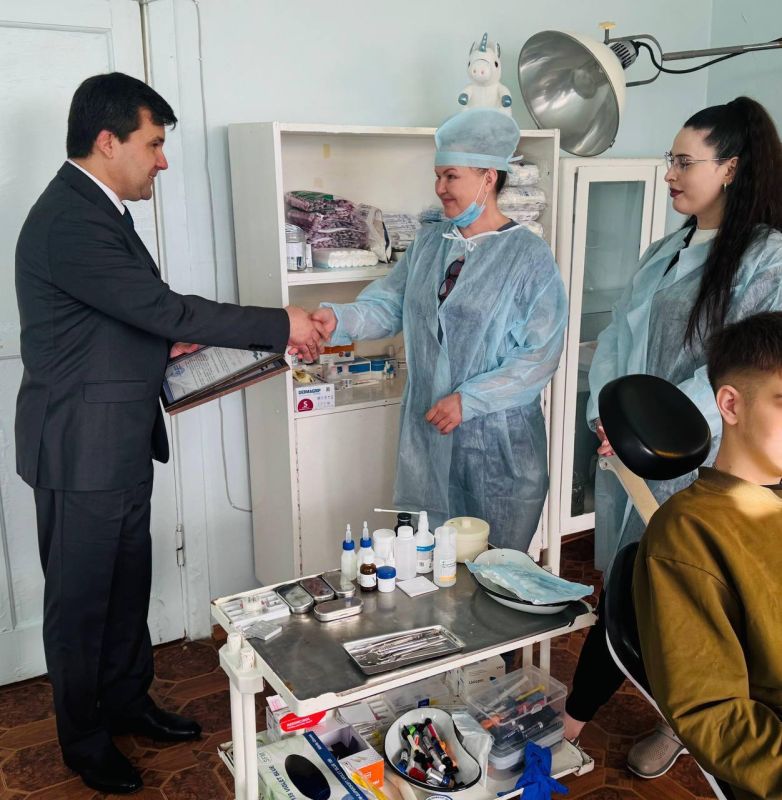 Сергей Черевко вручил благодарственные письма врачам-стоматологам из Адыгеи