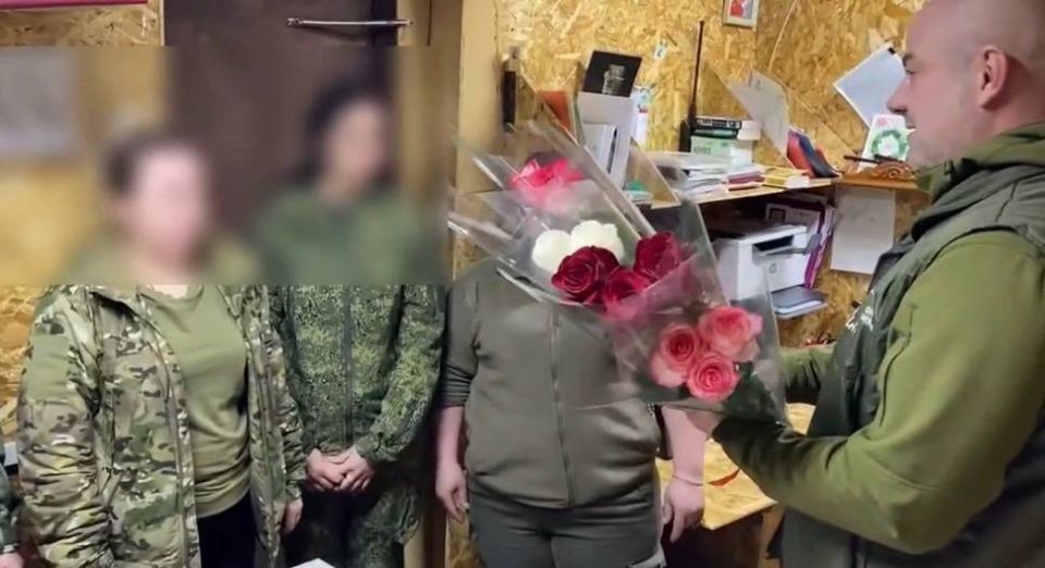 В госпиталь на херсонском направлении доставили розы для женщин-медиков