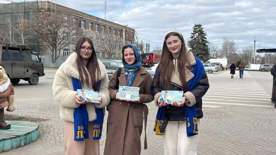 Активисты Херсонского регионального отделения ЛДПР поздравили женщин Геническа с наступающим 8 Марта