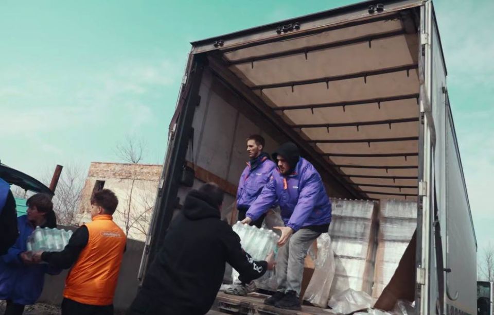 20 тонн питьевой воды передала Москва в Херсонскую область