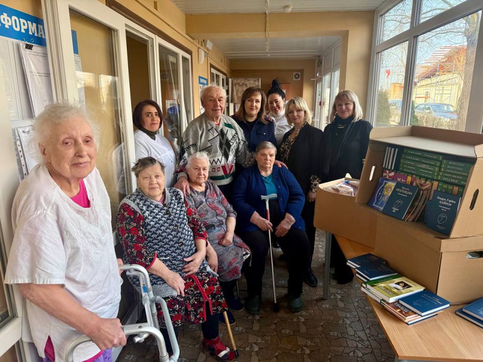 Офицеры СК России поздравили с 8 Марта подопечных и сотрудниц Каховского гериатрического пансионата