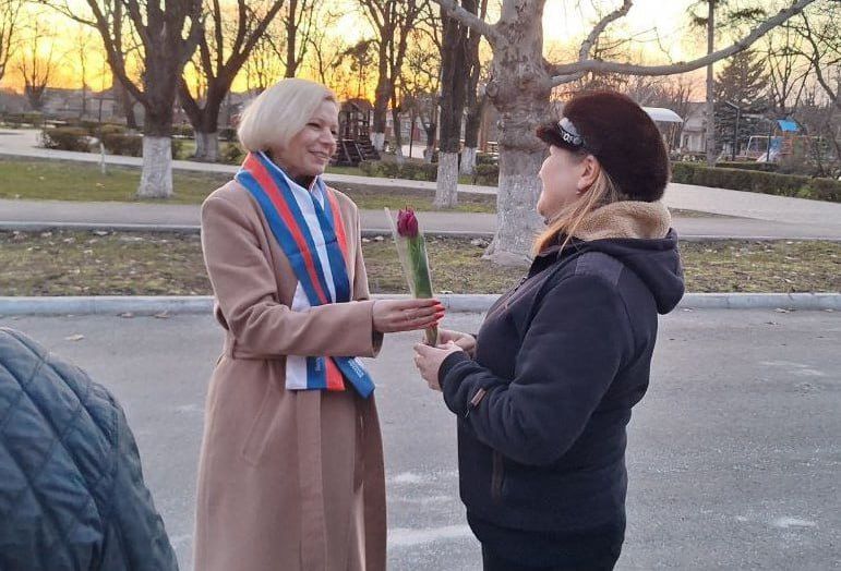 На центральных улицах Чаплинки прошла праздничная акция, приуроченная к Международному женскому дню