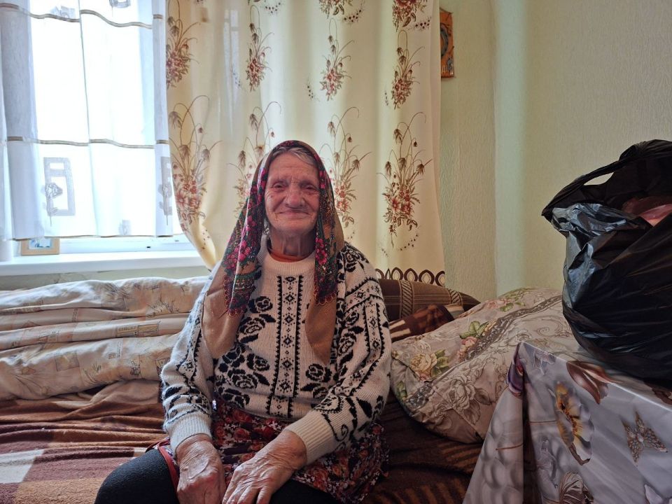 Участники СВО передали гостинцы пожилым жительницам Каховского округа к 8 Марта