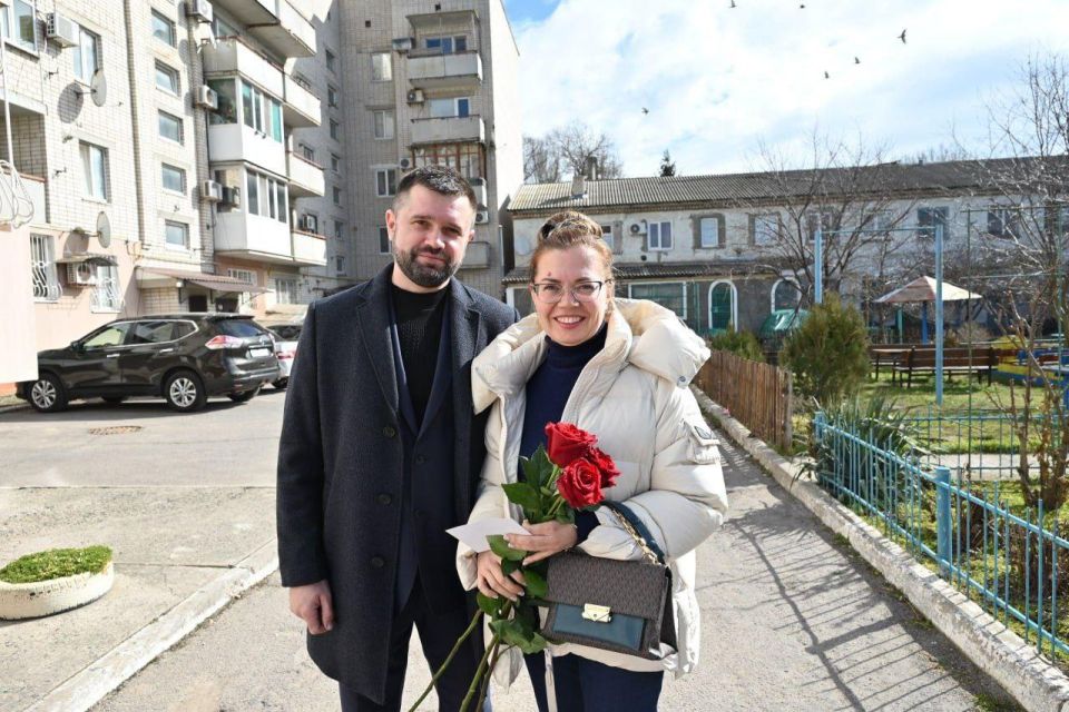 Цветы и открытки от главы округа для женщин Скадовска
