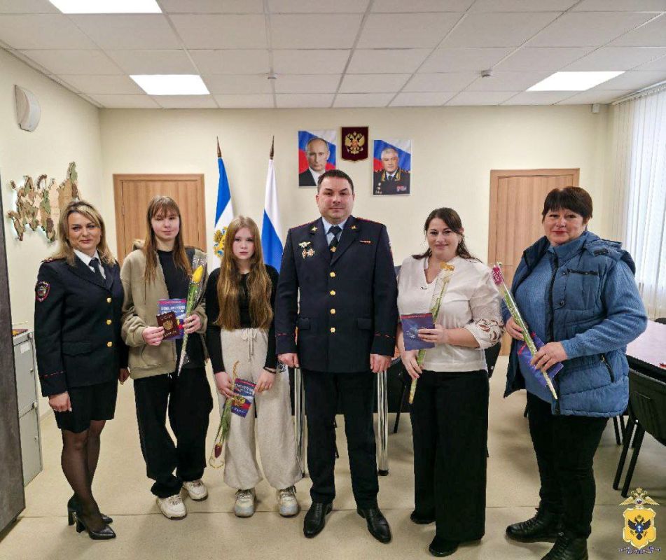 Полицейские Херсонской области присоединились к Всероссийской акции "8 Марта — в каждый дом!"