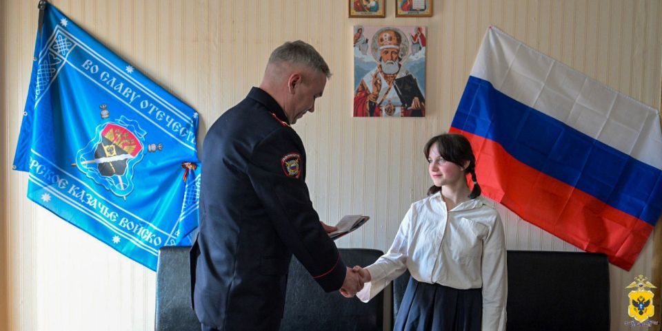 В Херсонской области полицейские вручили первые паспорта несовершеннолетним, оказавшимся в сложной жизненной ситуации