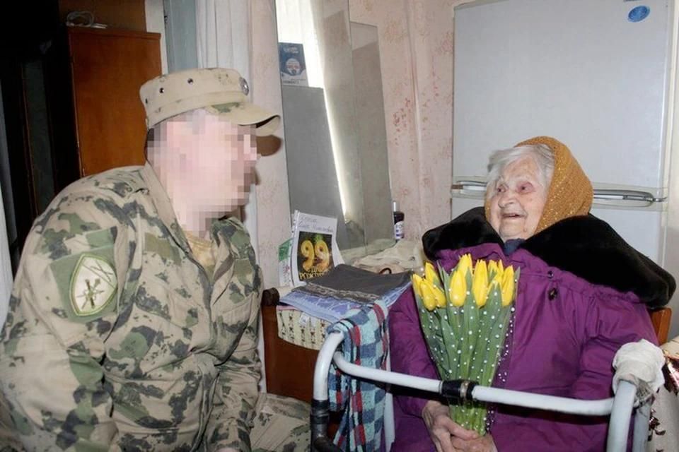 Тружениц тыла Херсонщины навестили с подарками к 8 Марта росгвардейцы