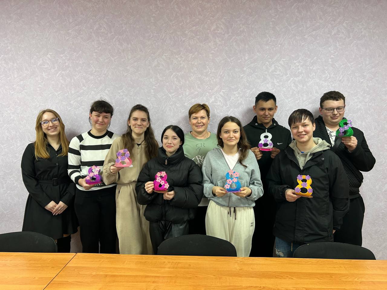 В МКУК «Чаплинский КДЦ» прошел предпраздничный мастер-класс от клуба любителей декоративно-прикладного искусства «Волшебные ладошки»