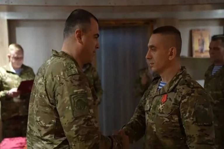 Отличившимся воинам ВДВ вручили награды в Херсонской области