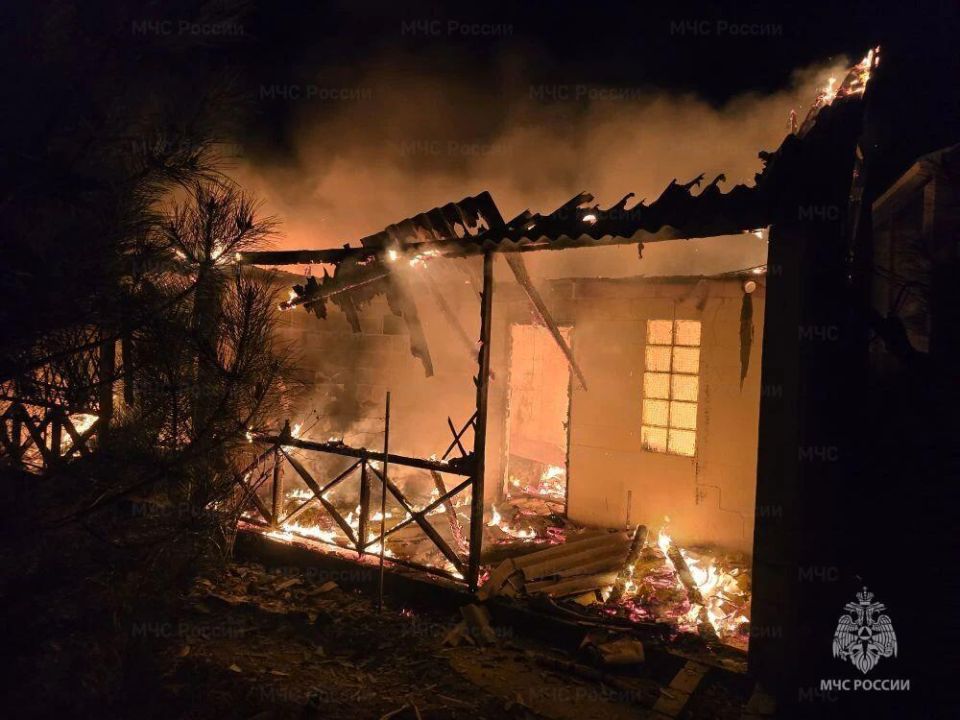 Спасатели МЧС ликвидировали пожар в Геническом округе