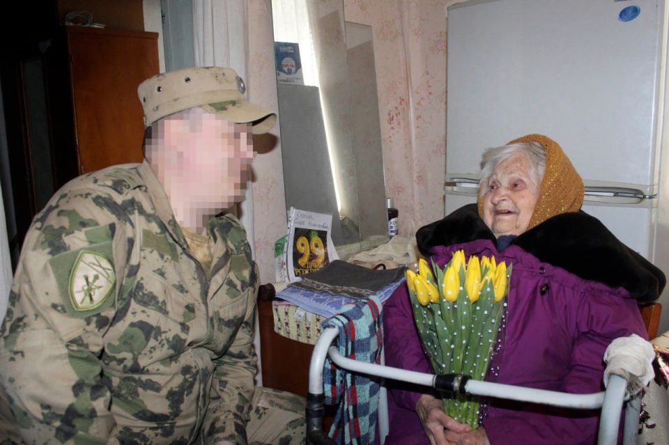 Росгвардейцы поздравили тружениц тыла в Херсонской области с 8 Марта