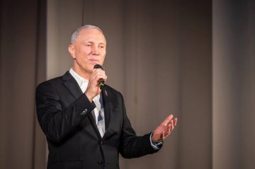 Владимир Сальдо поздравил женщин с 8 Марта