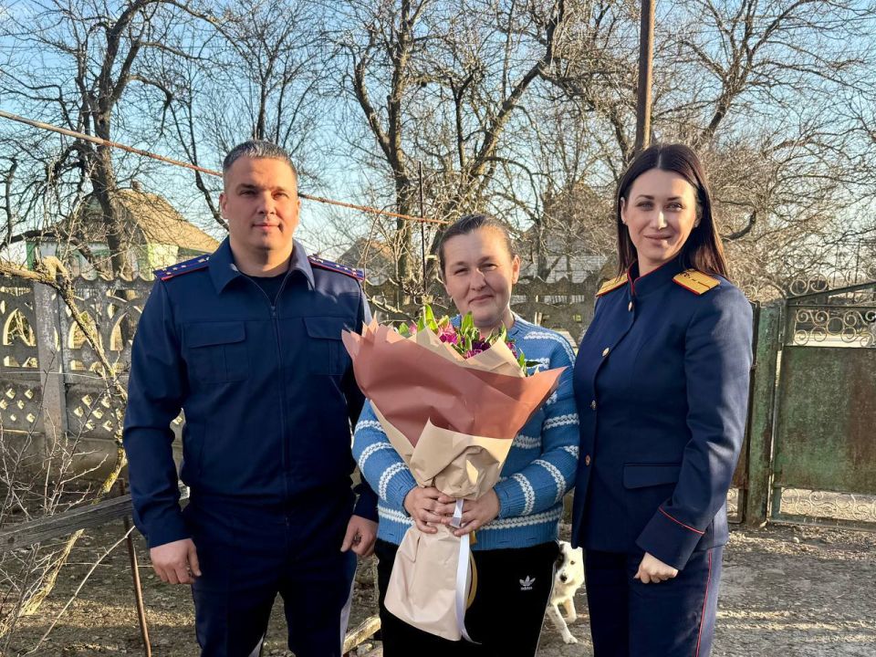 Сотрудники СК России по Херсонской области навестили и поздравили с 8 Марта многодетную семью погибшего участника СВО