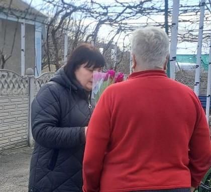 В канун Международного женского дня мамы участников СВО получили поздравления от администрации округа