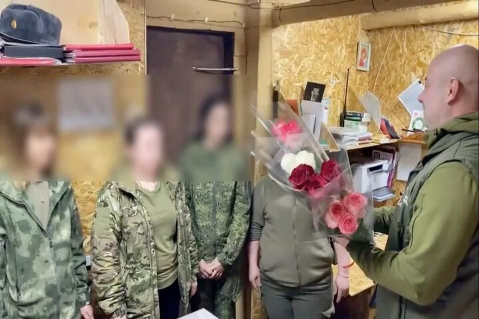 Женщинам-медикам Херсонского направления подарили букеты на 8 Марта