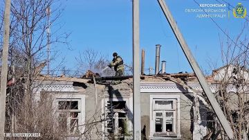 А на том берегу.... Власти правобережья публикуют видео с последствиями удара, около 13:00, по Корабельному району Херсона