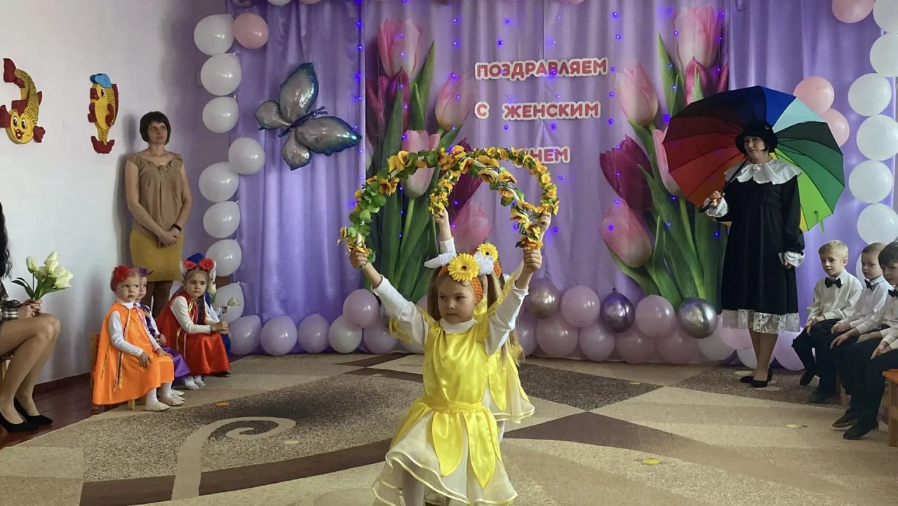 Приморское: Яркие поздравления с 8 Марта