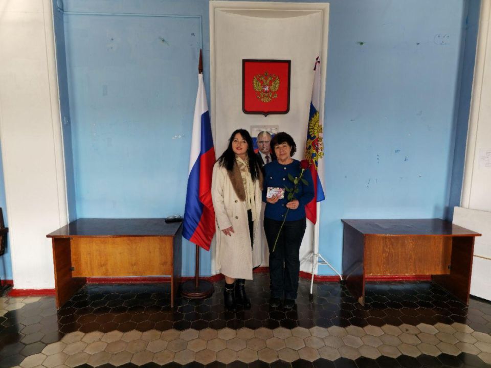 Цветы и поздравления от главы Скадовского округа