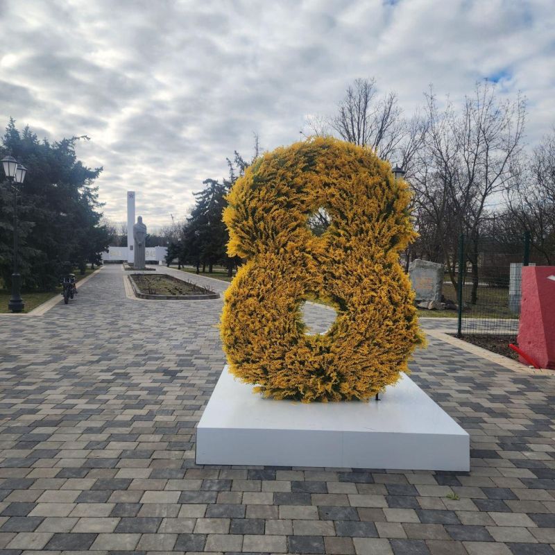 В Геническе появилась весенняя инсталляция к 8 Марта