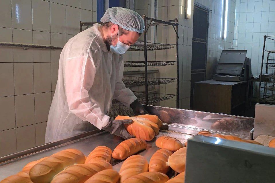 Булочку за 18 рублей, пожалуйста: Хлебокомбинаты Херсонщины обязали выпускать 20 процентов социального «кирпичика»