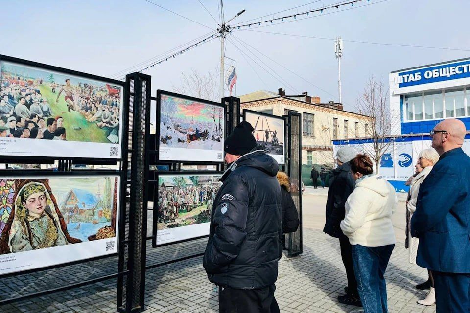 Искусство под открытым небом: у зоны СВО представлены шедевры русских художников на уличных выставках