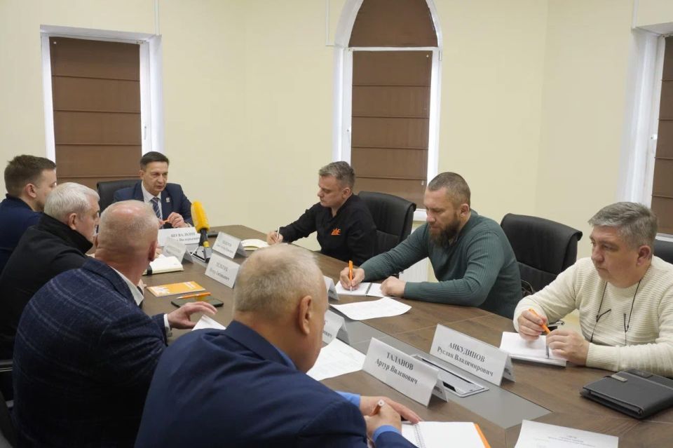 Совместно с депутатом Херсонской областной Думы, председателем регионального отделения "Боевого Братства" Игорем Телегиным встретились с участниками кадрового проекта "Герои Херсонщины"