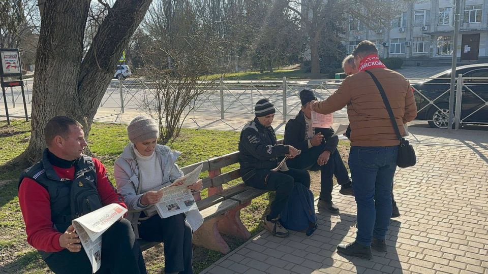 В Каланчаке партийцы провели акцию - прямой диалог с жителями в рамках «Народного референдума»