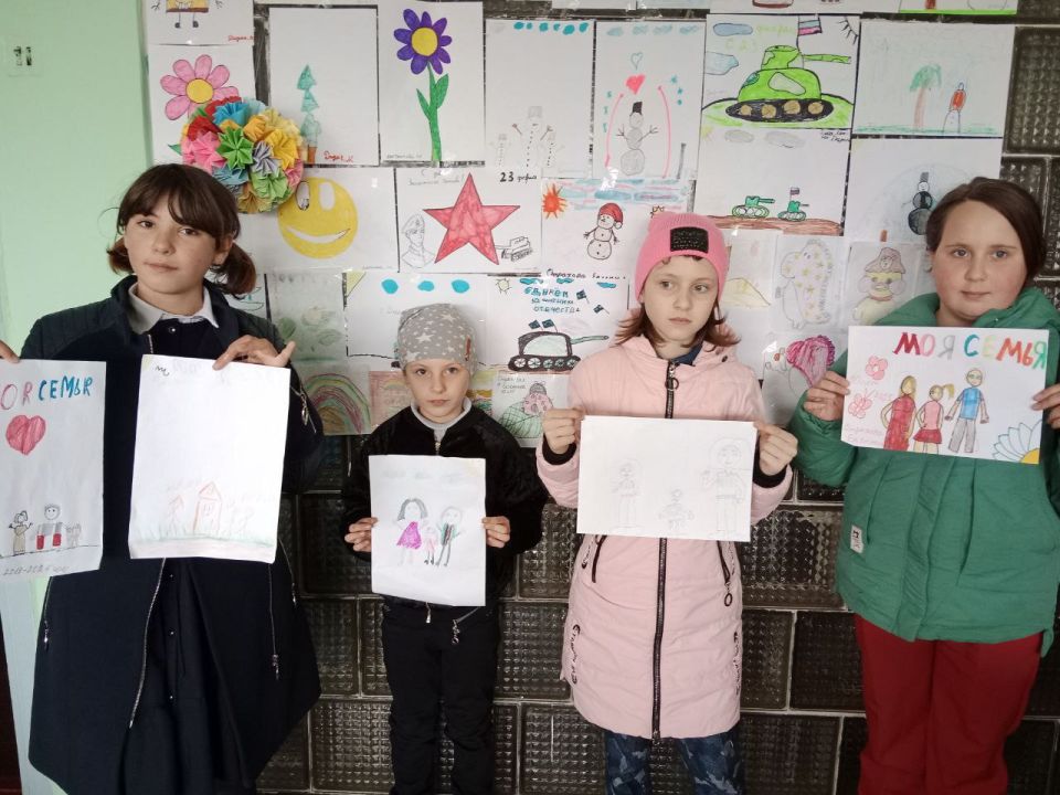 В Нижнеторгаивском Доме Культуры прошёл конкурс рисунков" Мы разные, но мы едины"